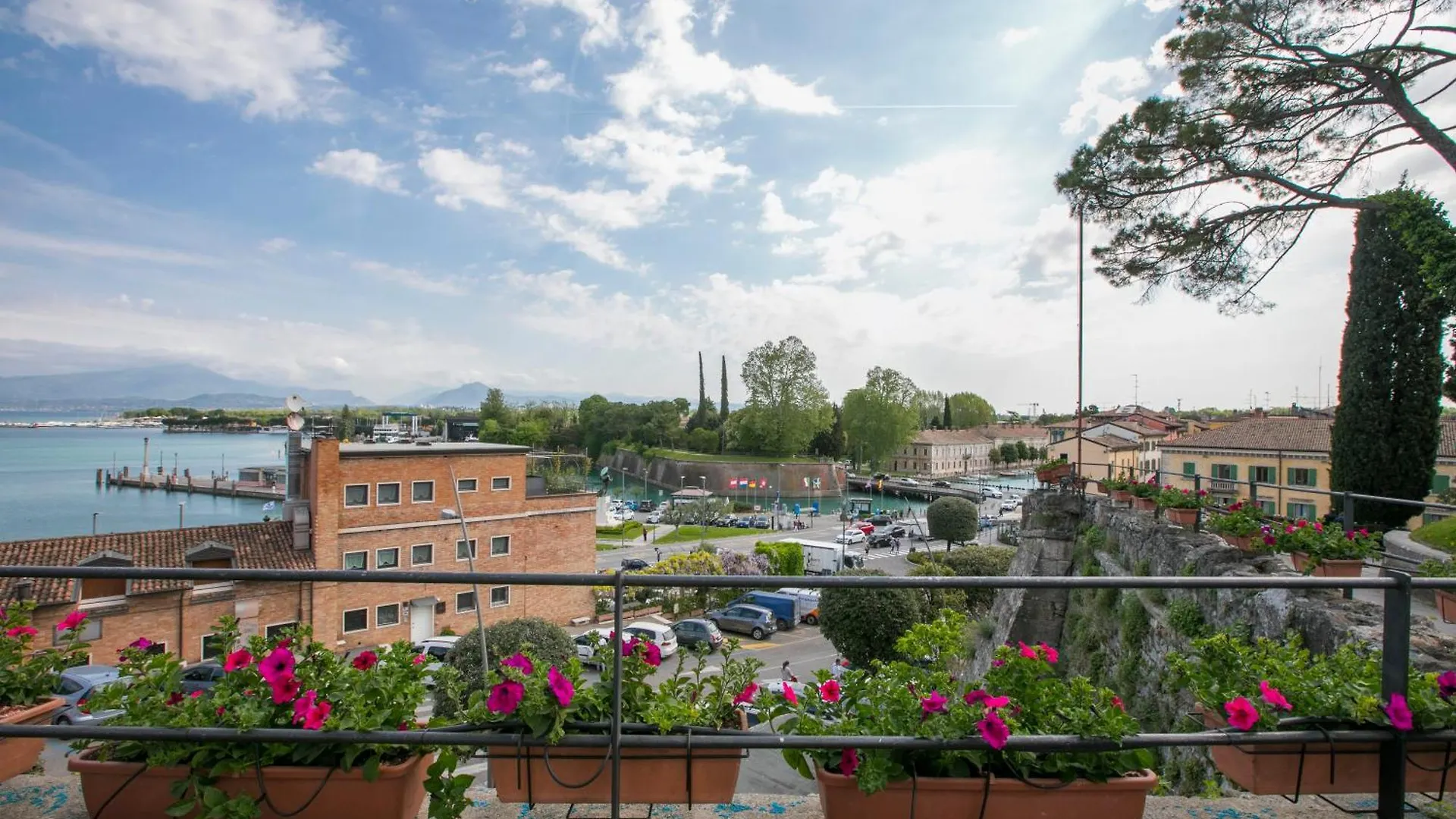 Una Meta Tra Gli Ulivi - Happy Rentals Peschiera del Garda 0*,  Italy